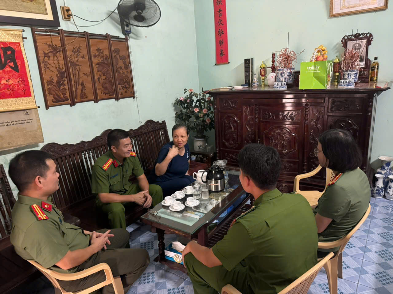 Công an xã Thanh Hà: Thăm, tặng quà thân nhân Liệt sĩ Công an nhân dân nhân dịp 27/7